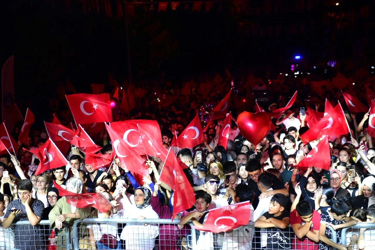 Kestel Belediyesi’nin 30 Ağustos Kutlamalarında Mela Bedel Rüzgârı