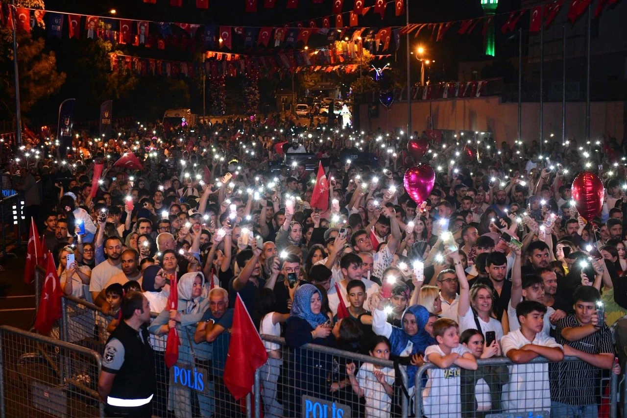 Kestel Belediyesi’nin 30 Ağustos Kutlamalarında Mela Bedel Rüzgârı