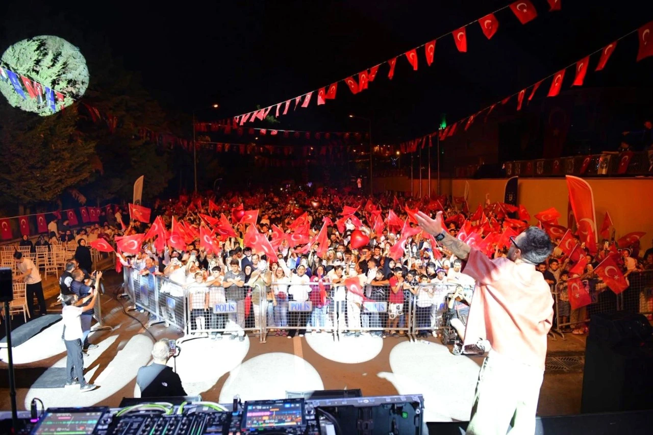 Kestel Belediyesi’nin 30 Ağustos Kutlamalarında Mela Bedel Rüzgârı