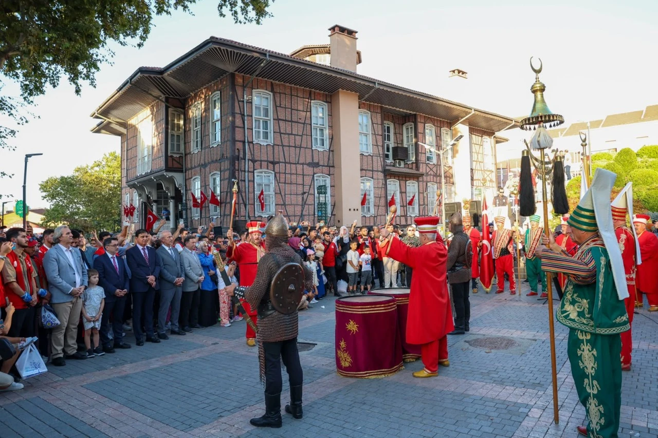 Kurtuluş coşkusu Tarihi Belediye Binası'na taşındı