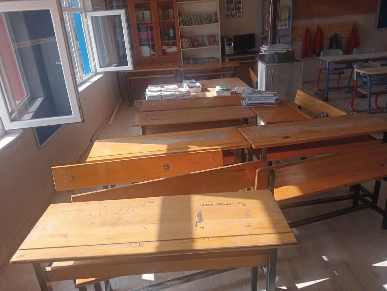 ÇEK(İ)MECE  kırsal mahalle okullarını destekliyor