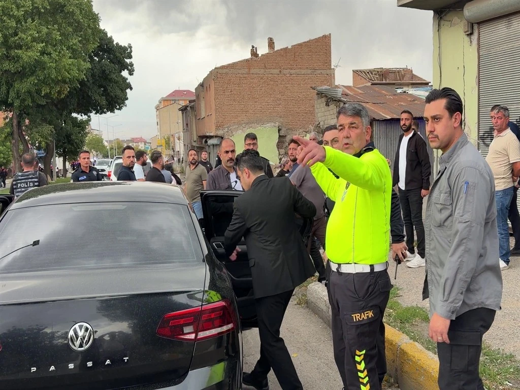 Erzurum&rsquo;da boşanma aşamasındaki &ccedil;iftin yakınları arasında silahlı &ccedil;atışma: 1&rsquo;i polis 10 yaralı