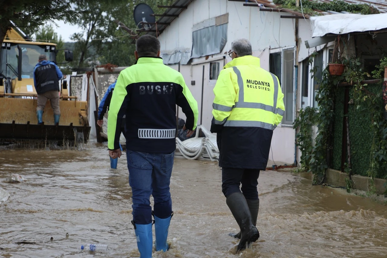 Mudanya Belediyesi'nden sağanak sonrası taşkın müdahalesi