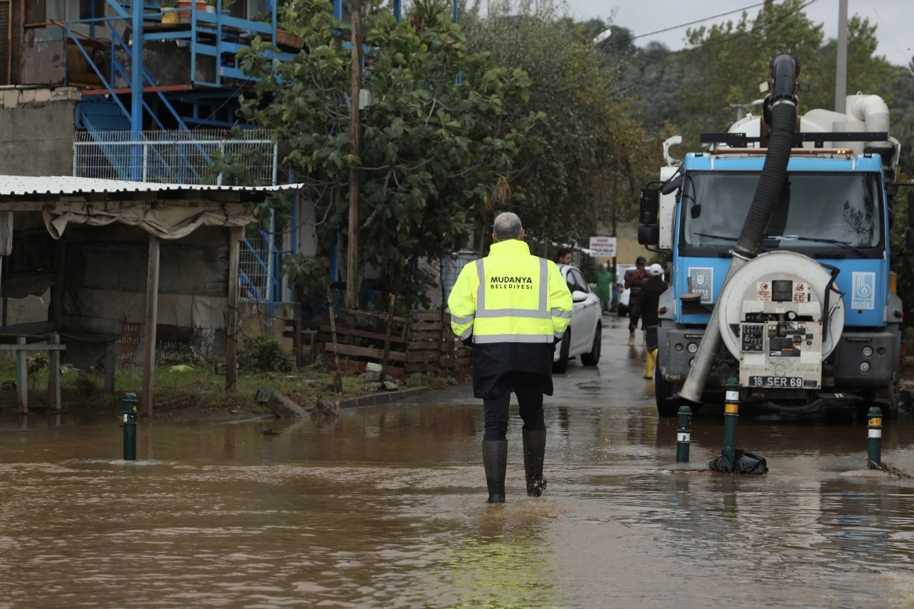 Mudanya Belediyesi'nden sağanak sonrası taşkın müdahalesi