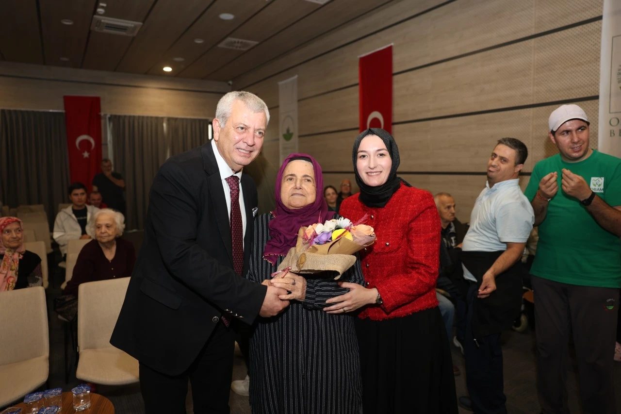 Osmangazi'de BAREM sakinleri Dünya Yaşlılar Günü'nü şarkılarla kutladı