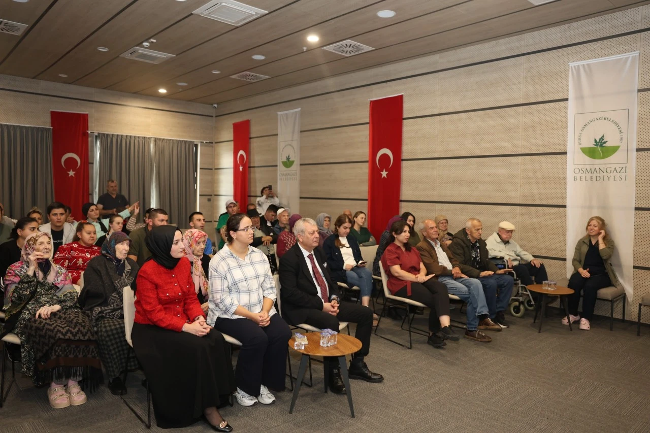 Osmangazi'de BAREM sakinleri Dünya Yaşlılar Günü'nü şarkılarla kutladı