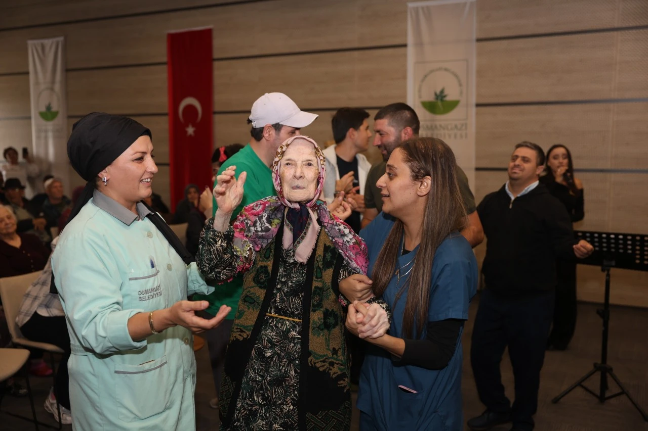 Osmangazi'de BAREM sakinleri Dünya Yaşlılar Günü'nü şarkılarla kutladı