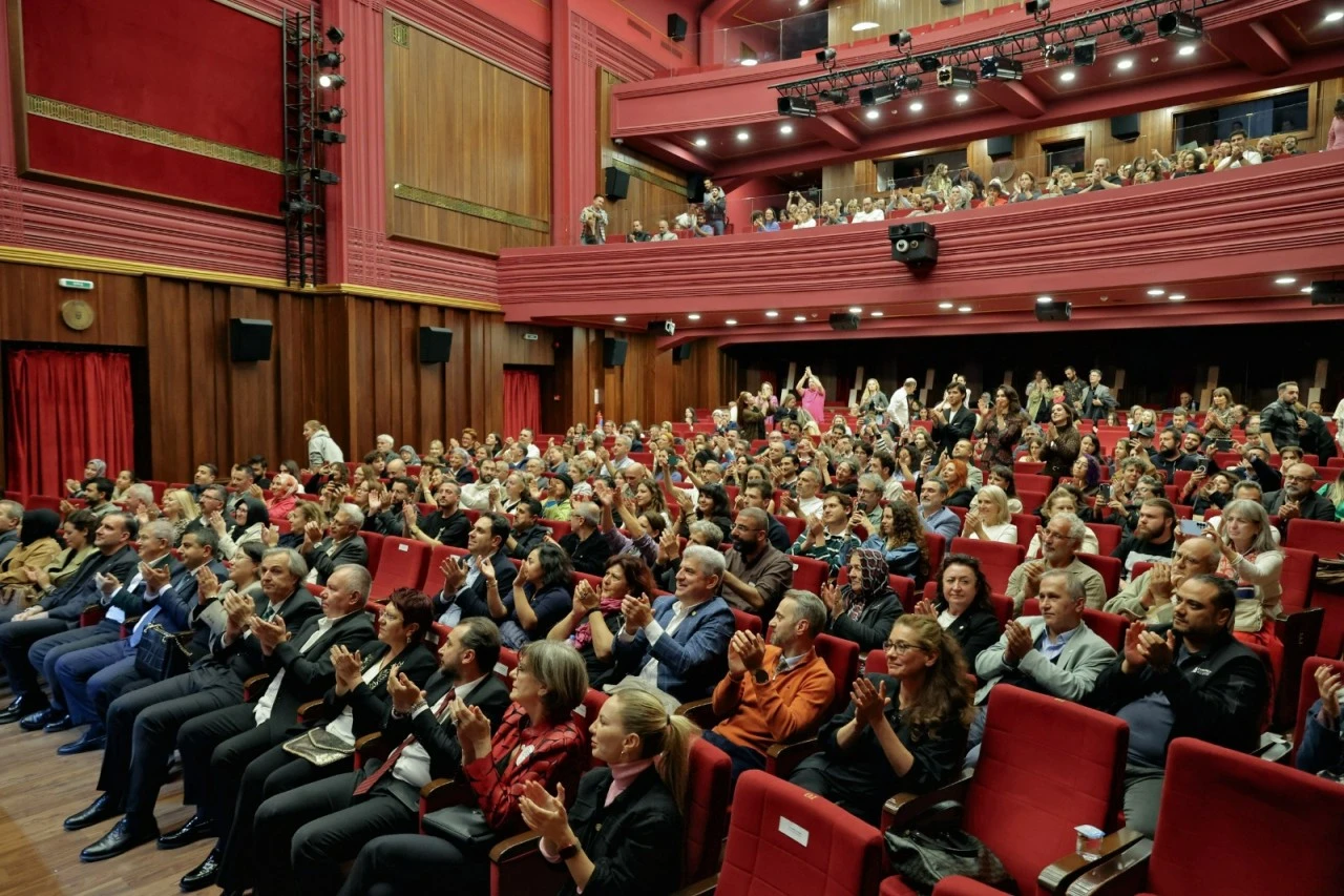 Bursa Şehir Tiyatrosu&rsquo;nun 20. yılına g&ouml;rkemli pr&ouml;miyer