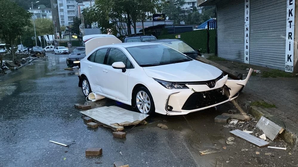 Selin vurduğu Ayazağa’da hasar, gün ağarınca ortaya çıktı