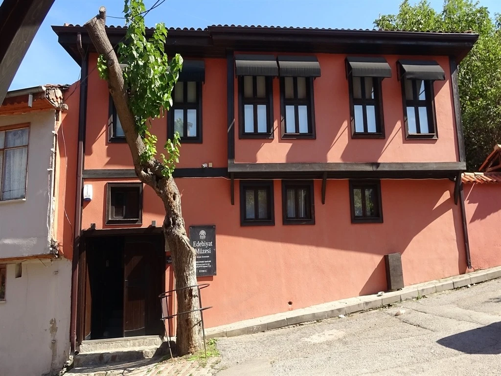 Yaşar Kemal’in şapkası, Adalet Ağaoğlu’nun basılmamış kitabının eskizi Bursa'da