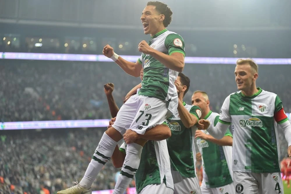 Bursaspor-Pendikspor ma&ccedil;ından &ccedil;arpıcı kareler