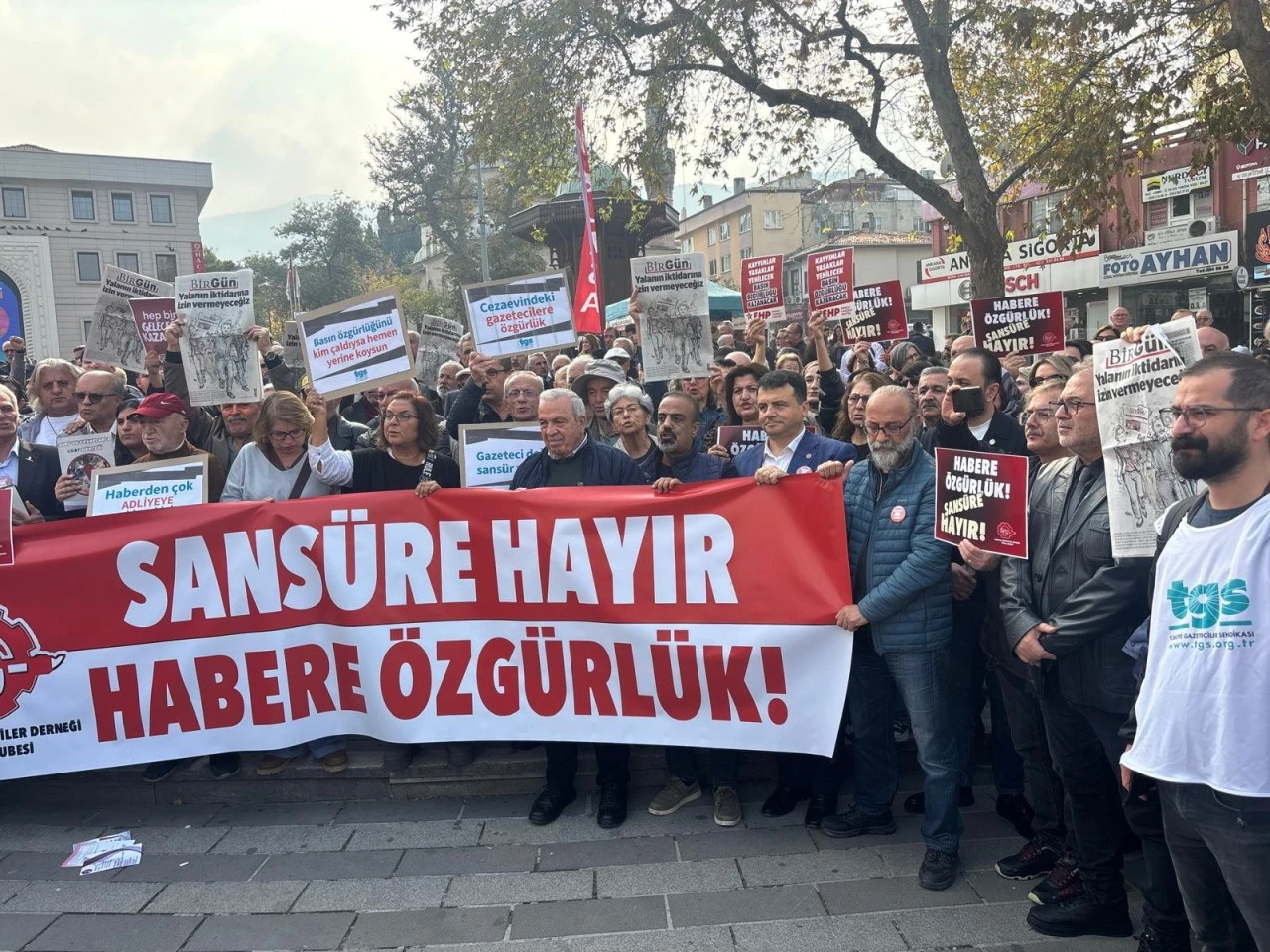 Bursa’da gazeteciler Şehreküstü Meydanı'ndan seslendi: Halkın haber alma hakkını savunuyoruz