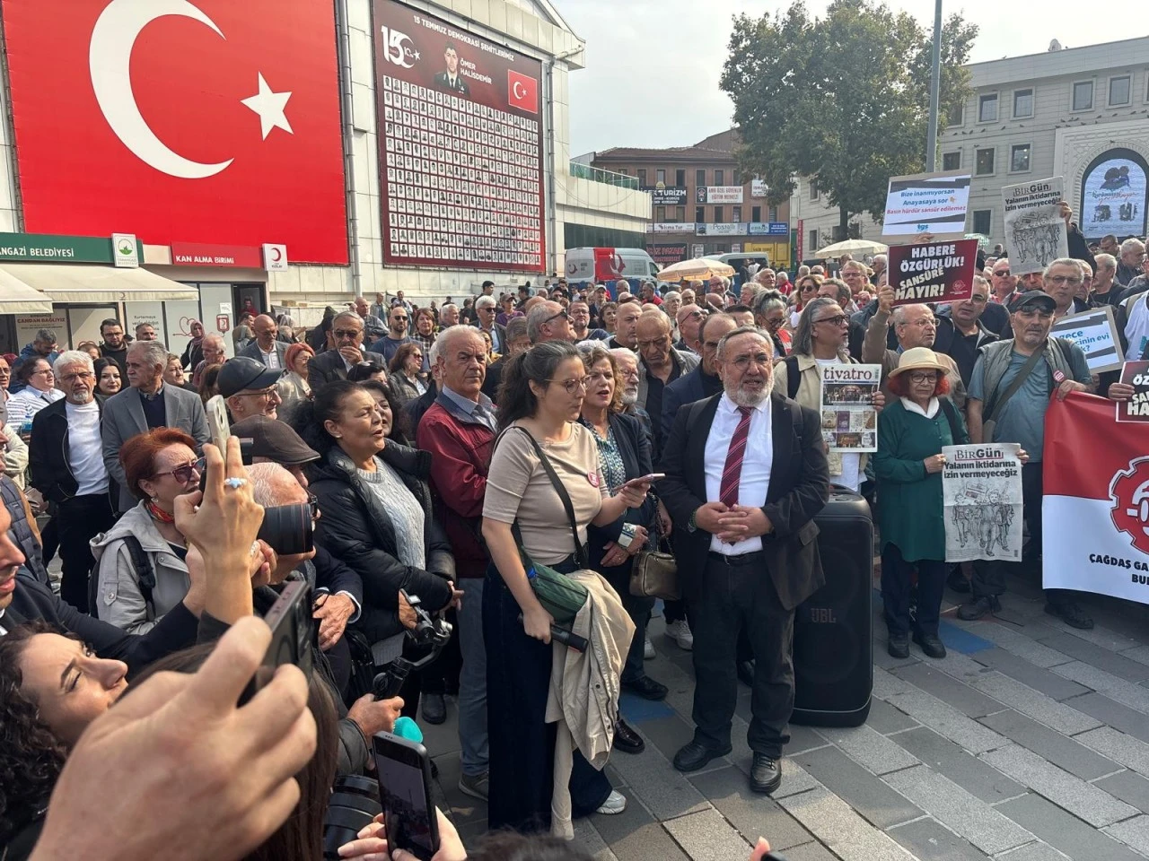 Bursa’da gazeteciler Şehreküstü Meydanı'ndan seslendi: Halkın haber alma hakkını savunuyoruz