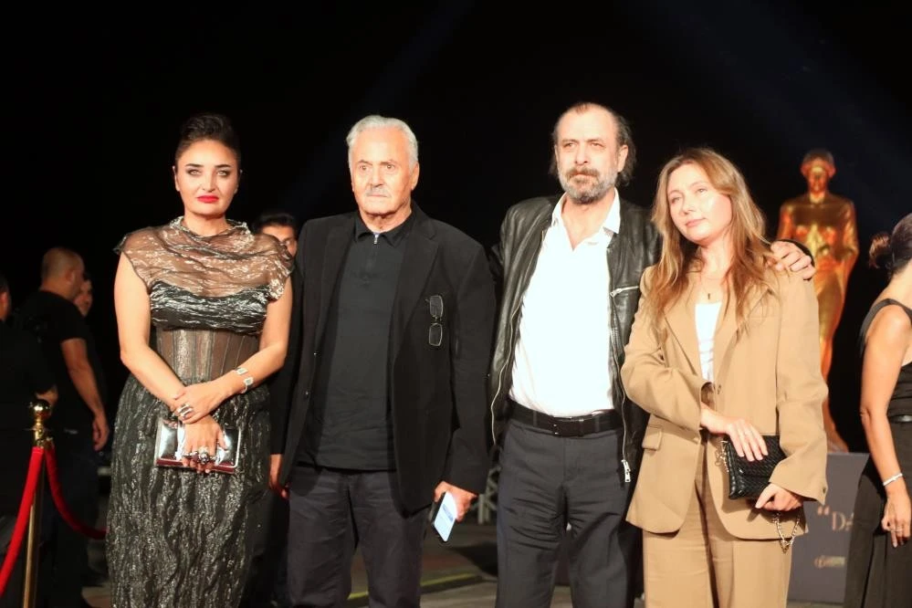 Altın Portakal'da ünlülerin kırmızı halı geçişinde şıklık yarışı