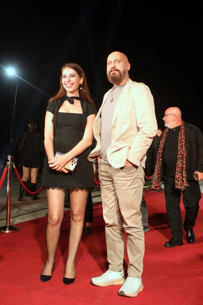 Altın Portakal'da ünlülerin kırmızı halı geçişinde şıklık yarışı