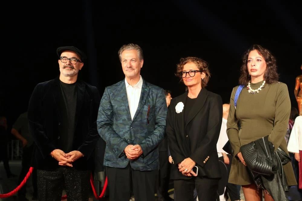 Altın Portakal'da ünlülerin kırmızı halı geçişinde şıklık yarışı