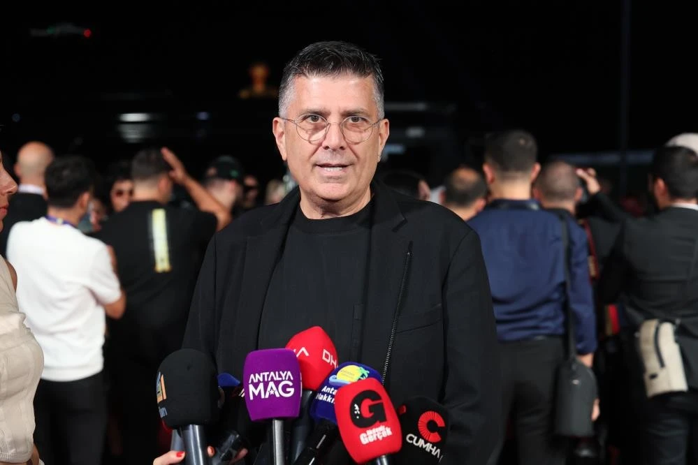 Altın Portakal'da ünlülerin kırmızı halı geçişinde şıklık yarışı