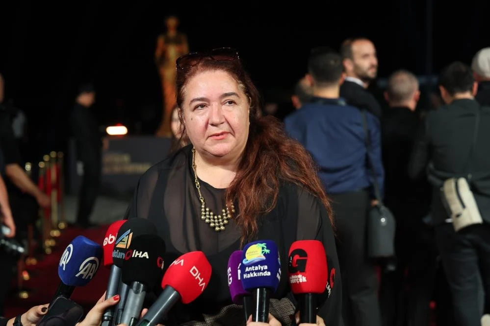 Altın Portakal'da ünlülerin kırmızı halı geçişinde şıklık yarışı