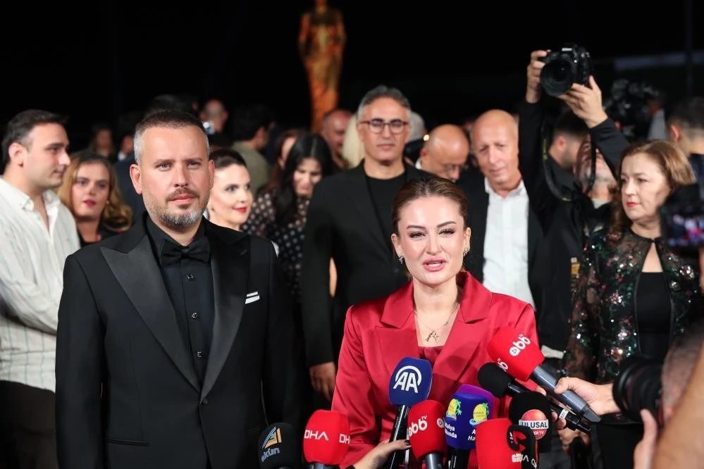 Altın Portakal'da ünlülerin kırmızı halı geçişinde şıklık yarışı