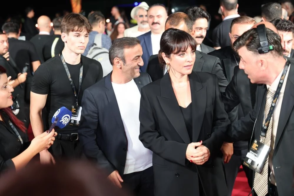 Altın Portakal'da ünlülerin kırmızı halı geçişinde şıklık yarışı