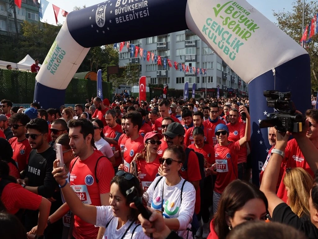 Bursalılar Cumhuriyet için omuz omuza koştu