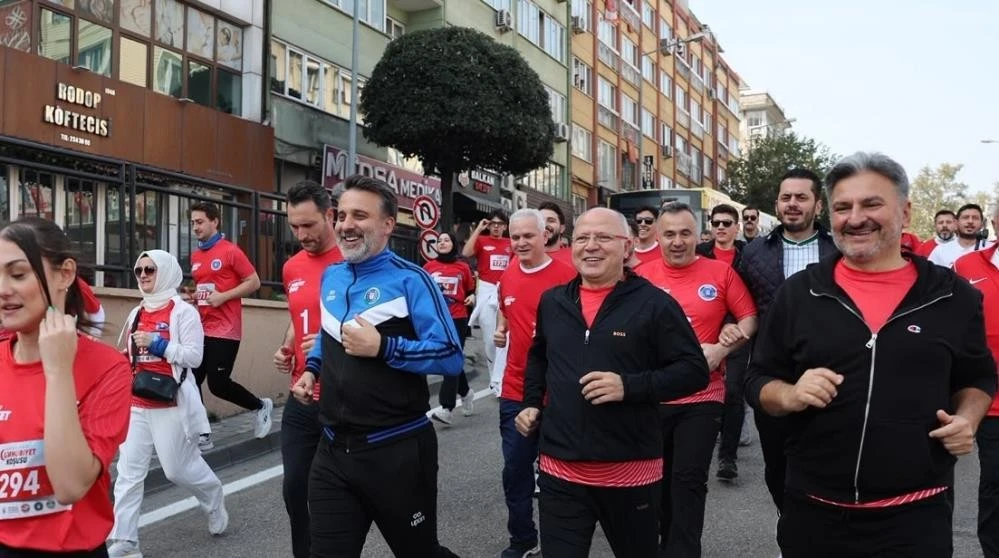 Bursalılar Cumhuriyet için omuz omuza koştu