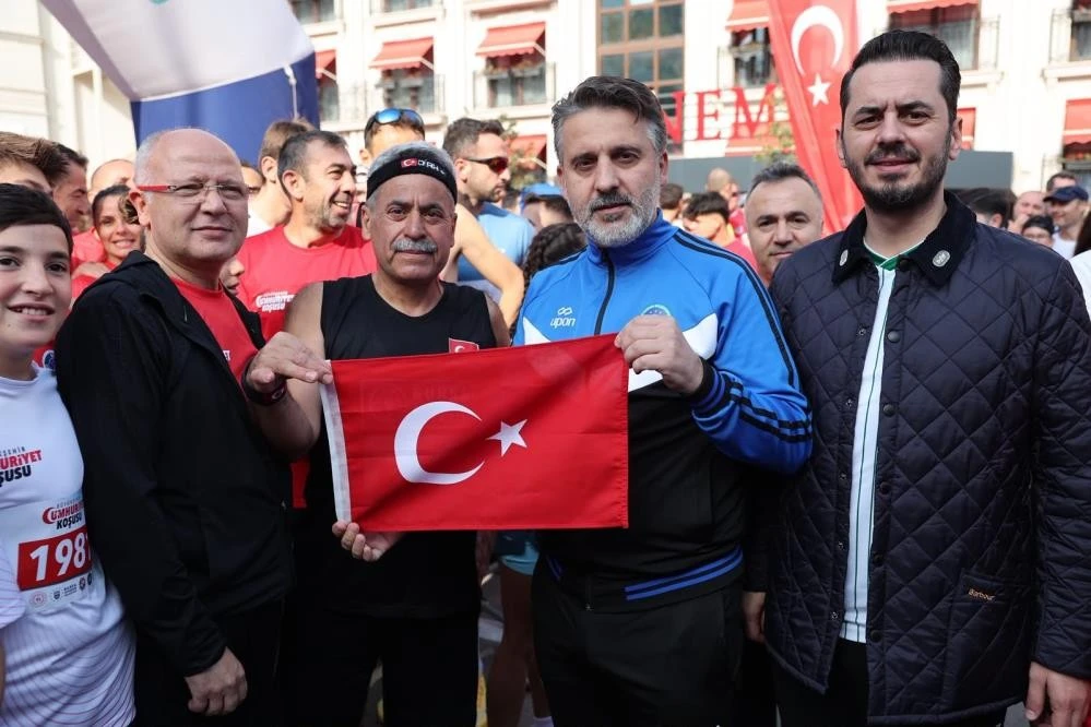 Bursalılar Cumhuriyet için omuz omuza koştu