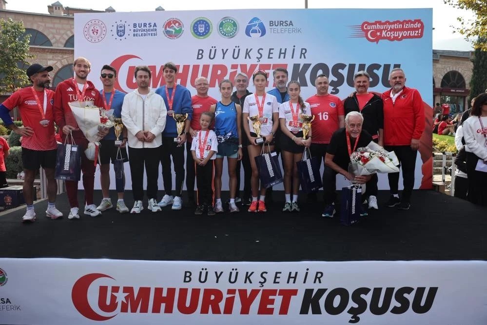 Bursalılar Cumhuriyet için omuz omuza koştu