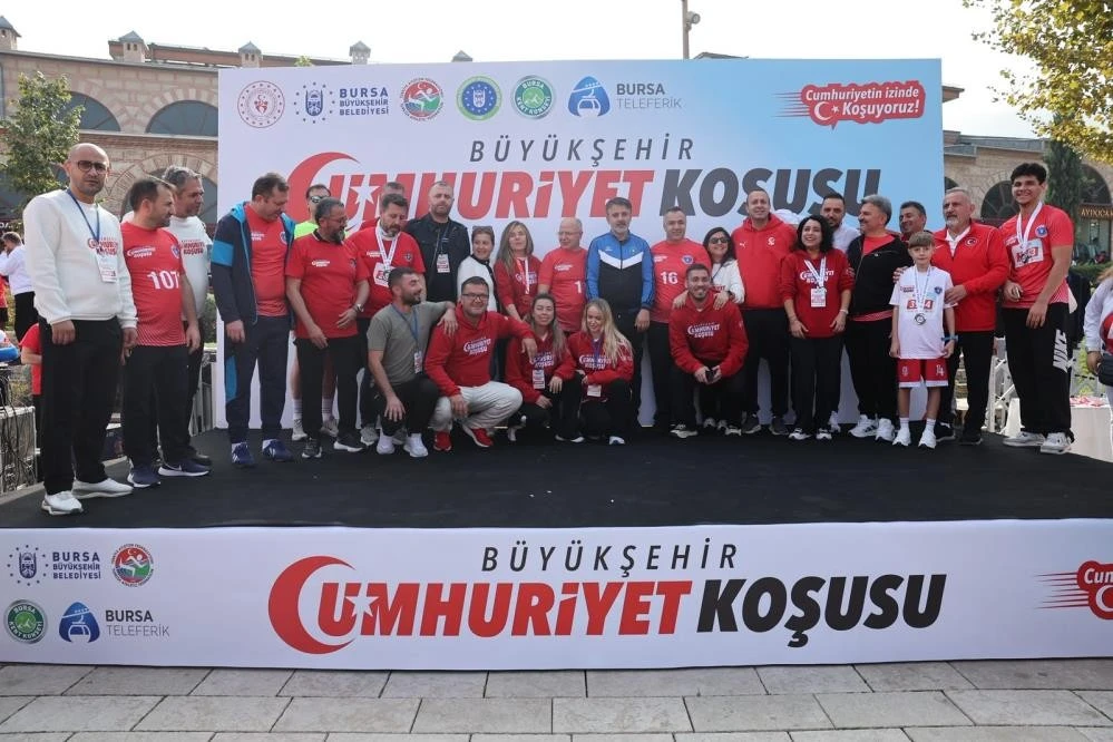 Bursalılar Cumhuriyet için omuz omuza koştu