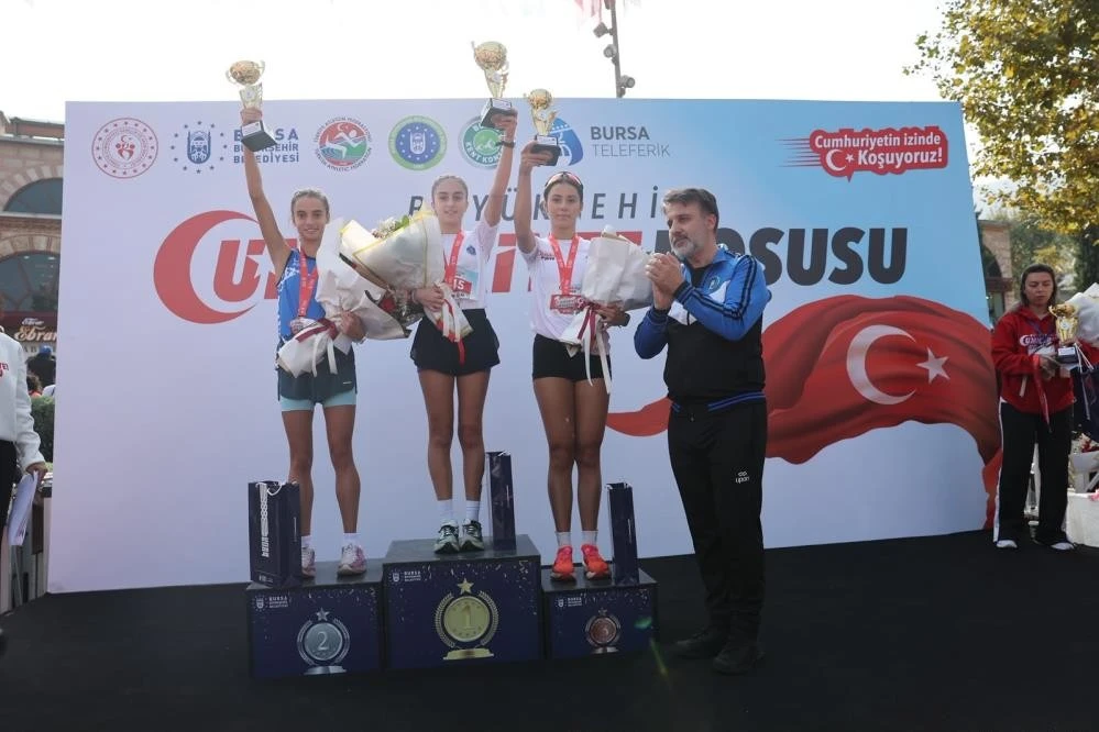 Bursalılar Cumhuriyet için omuz omuza koştu
