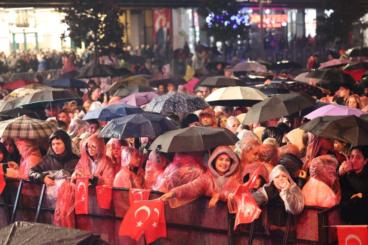 Osmangazi’de Cumhuriyet Coşkusu Göksel’in Şarkılarıyla Taçlandı