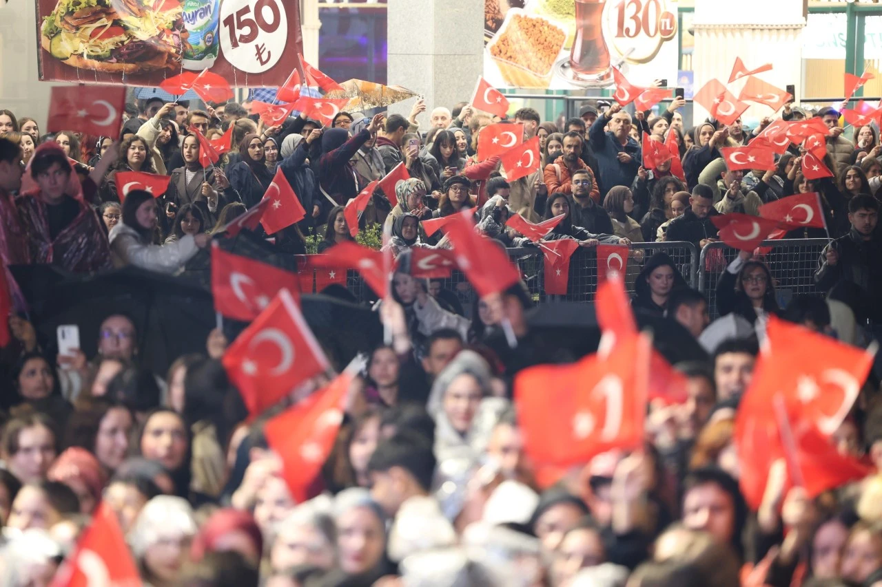 Osmangazi’de Cumhuriyet Coşkusu Göksel’in Şarkılarıyla Taçlandı