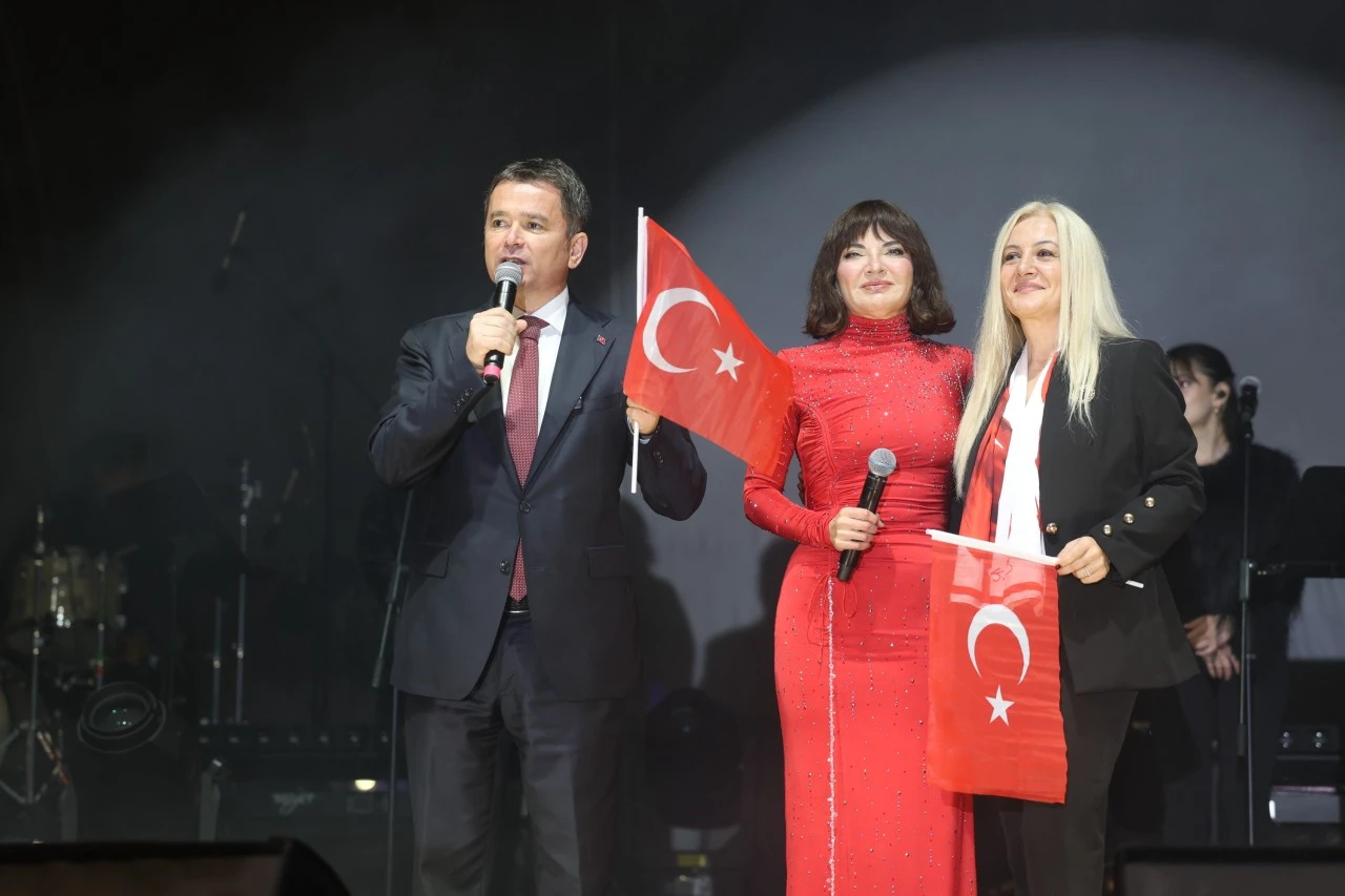Osmangazi’de Cumhuriyet Coşkusu Göksel’in Şarkılarıyla Taçlandı