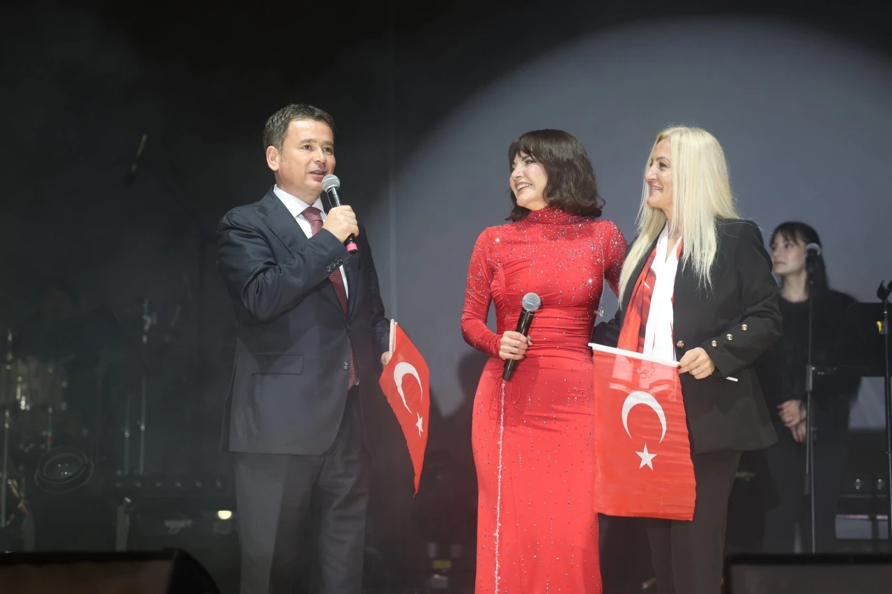 Osmangazi’de Cumhuriyet Coşkusu Göksel’in Şarkılarıyla Taçlandı
