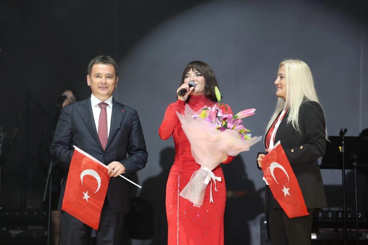Osmangazi’de Cumhuriyet Coşkusu Göksel’in Şarkılarıyla Taçlandı