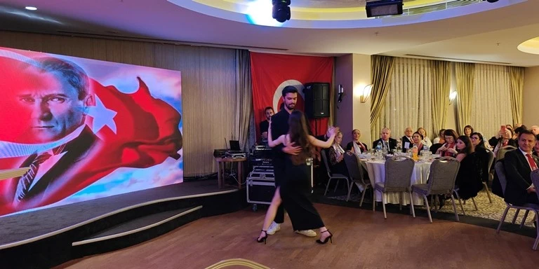Gemlik'te Cumhuriyet Bayramı balo ile kutlandı