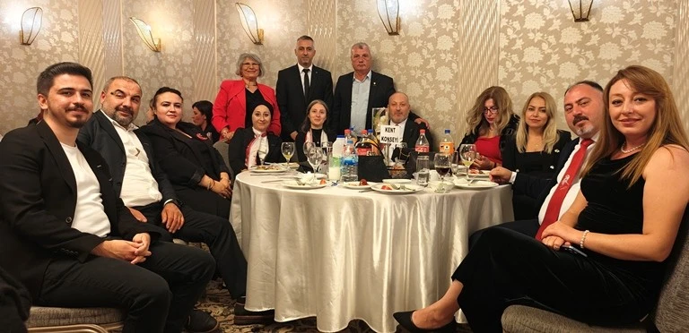 Gemlik'te Cumhuriyet Bayramı balo ile kutlandı