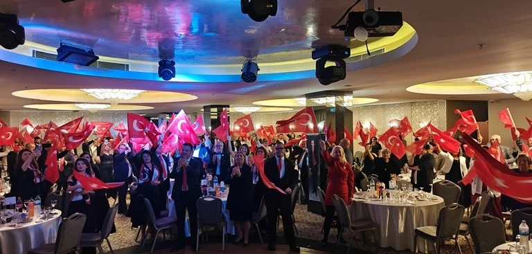 Gemlik'te Cumhuriyet Bayramı balo ile kutlandı
