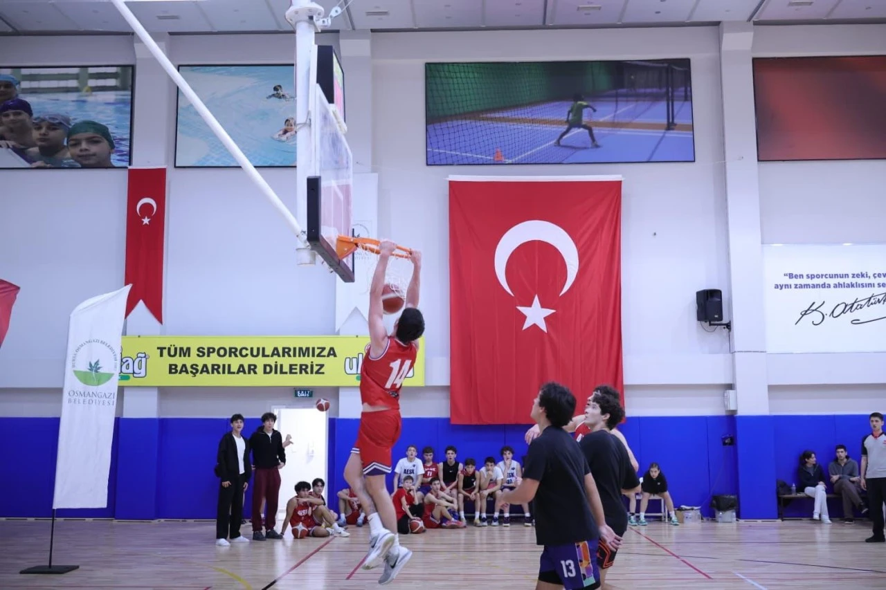 Osmangazi’de sporcular Cumhuriyet için ter döktü