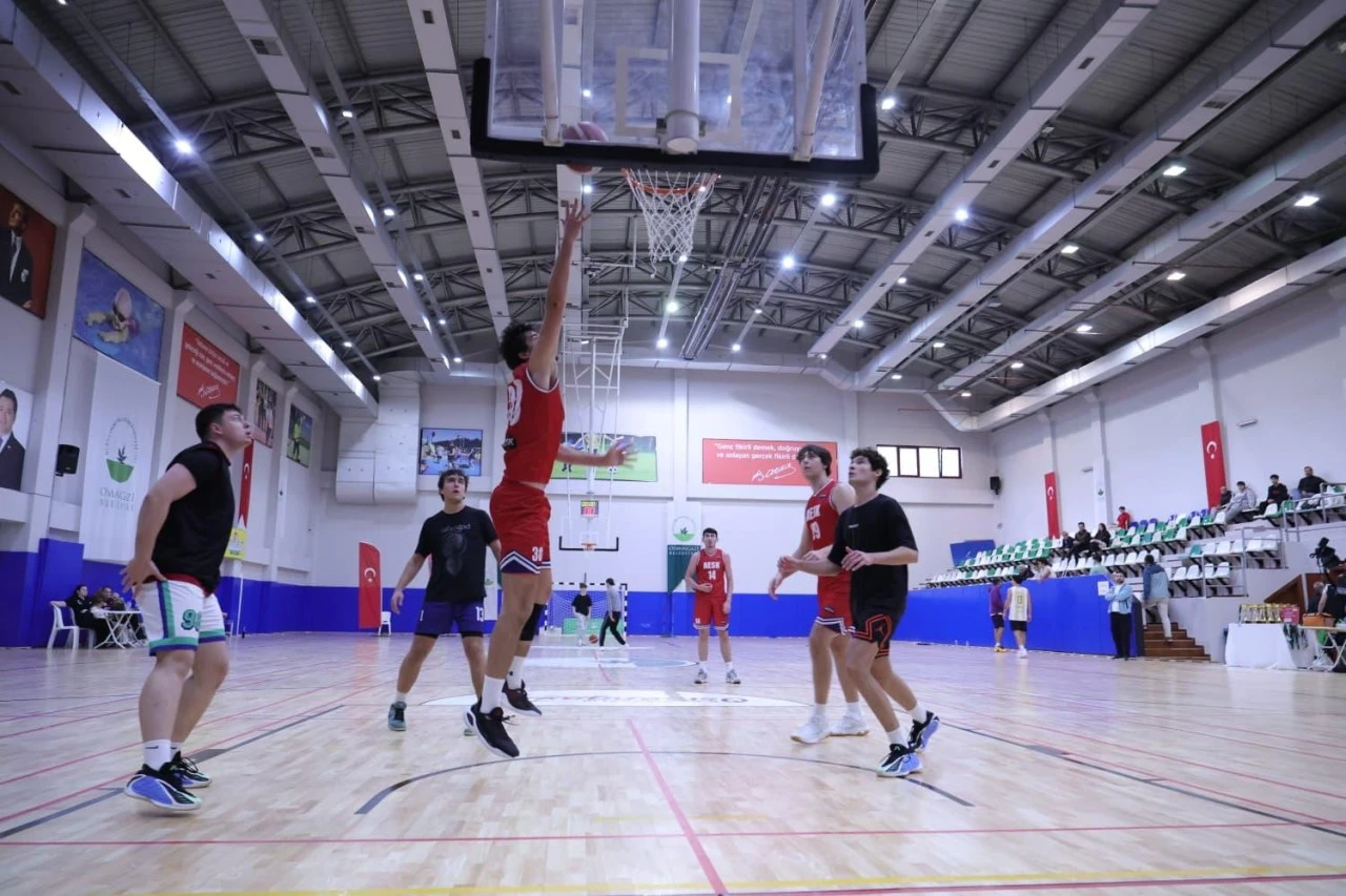 Osmangazi’de sporcular Cumhuriyet için ter döktü