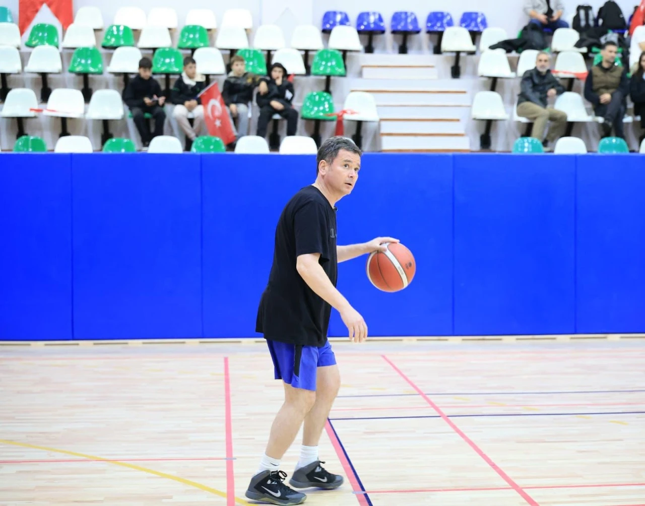 Osmangazi’de sporcular Cumhuriyet için ter döktü