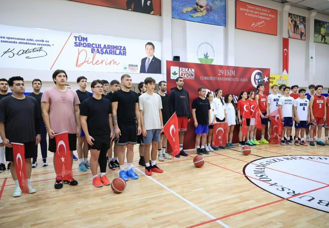 Osmangazi’de sporcular Cumhuriyet için ter döktü