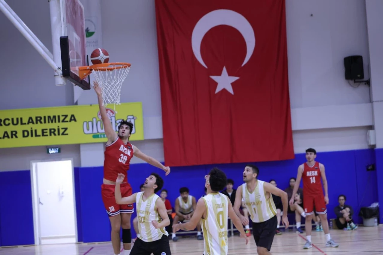Osmangazi’de sporcular Cumhuriyet için ter döktü