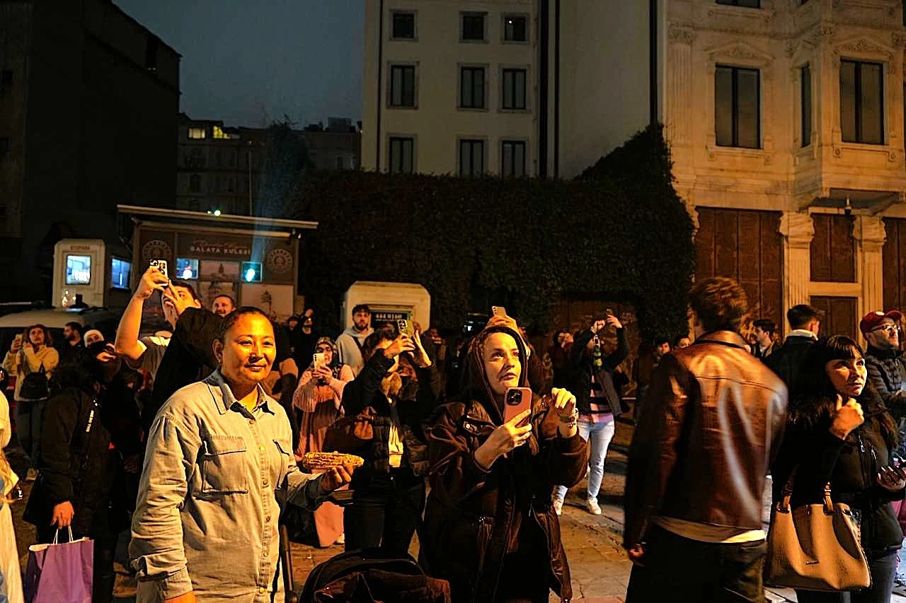 Cumhuriyet'in 103 yıllık ışığı Galata Kulesi'ni aydınlattı