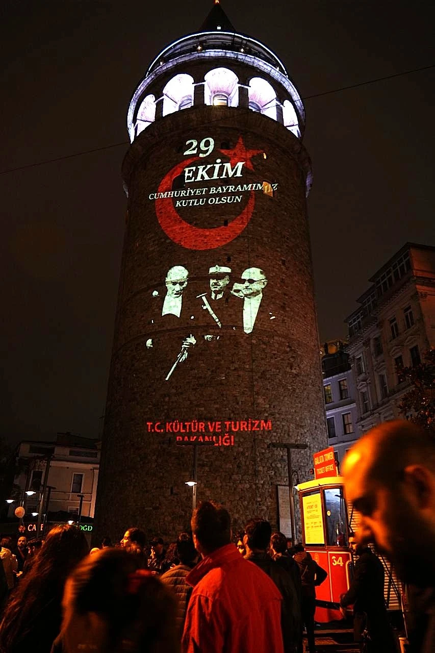 Cumhuriyet'in 103 yıllık ışığı Galata Kulesi'ni aydınlattı