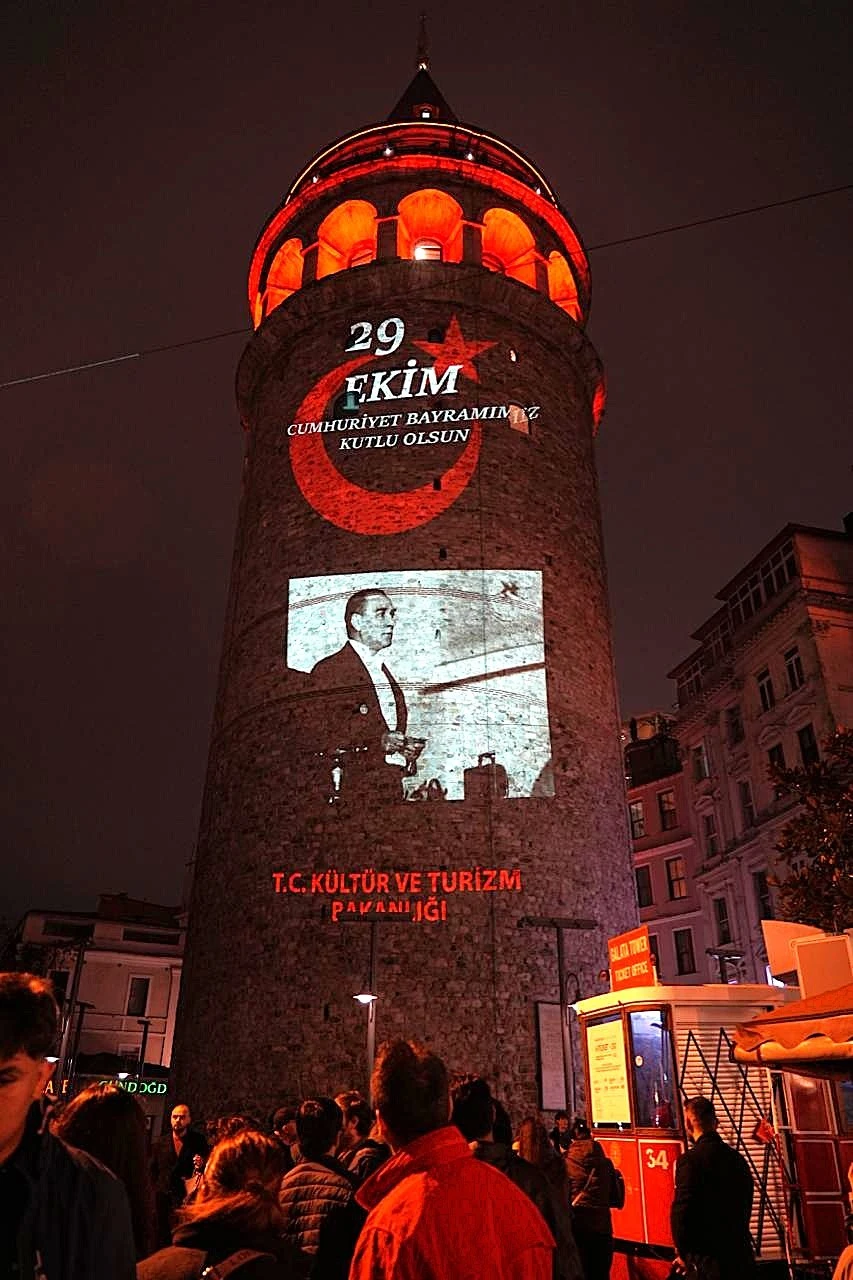 Cumhuriyet'in 103 yıllık ışığı Galata Kulesi'ni aydınlattı