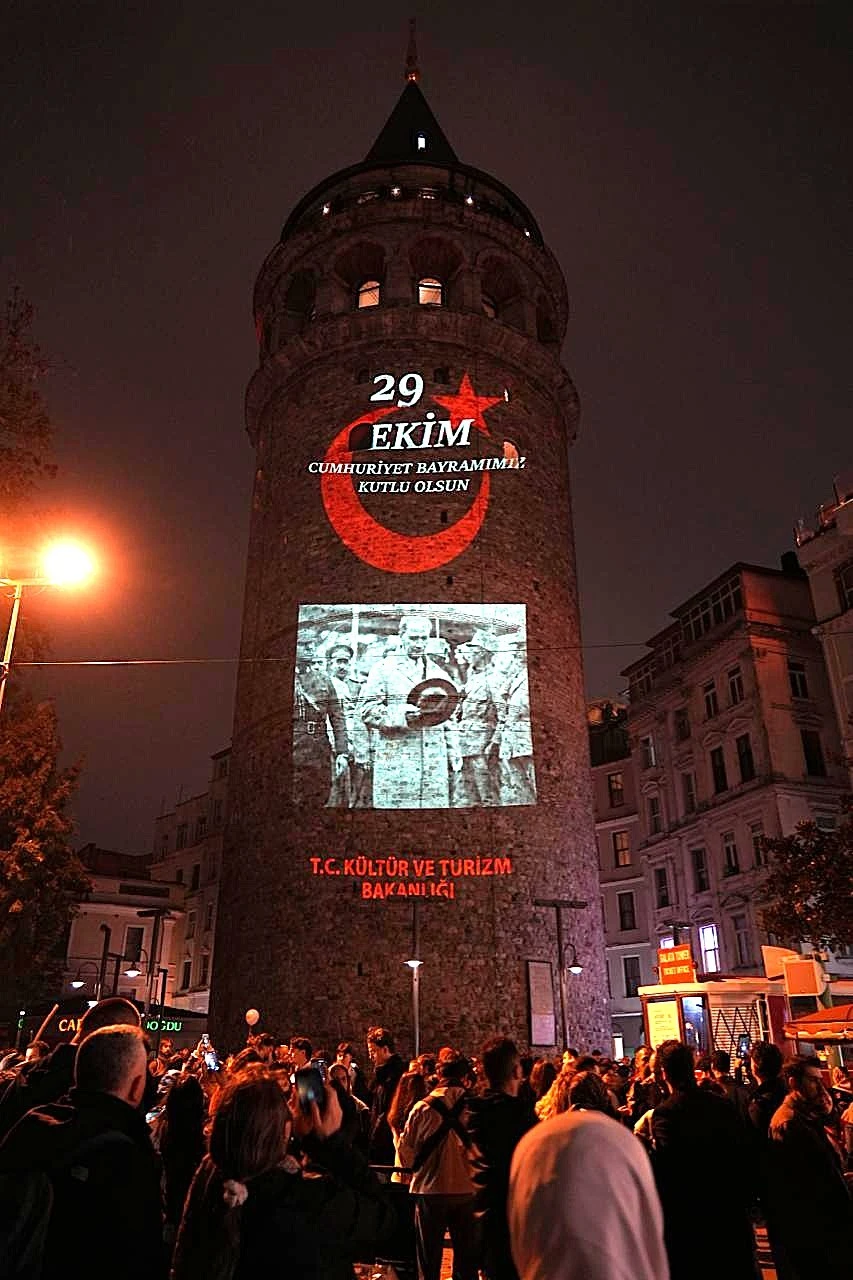 Cumhuriyet'in 103 yıllık ışığı Galata Kulesi'ni aydınlattı
