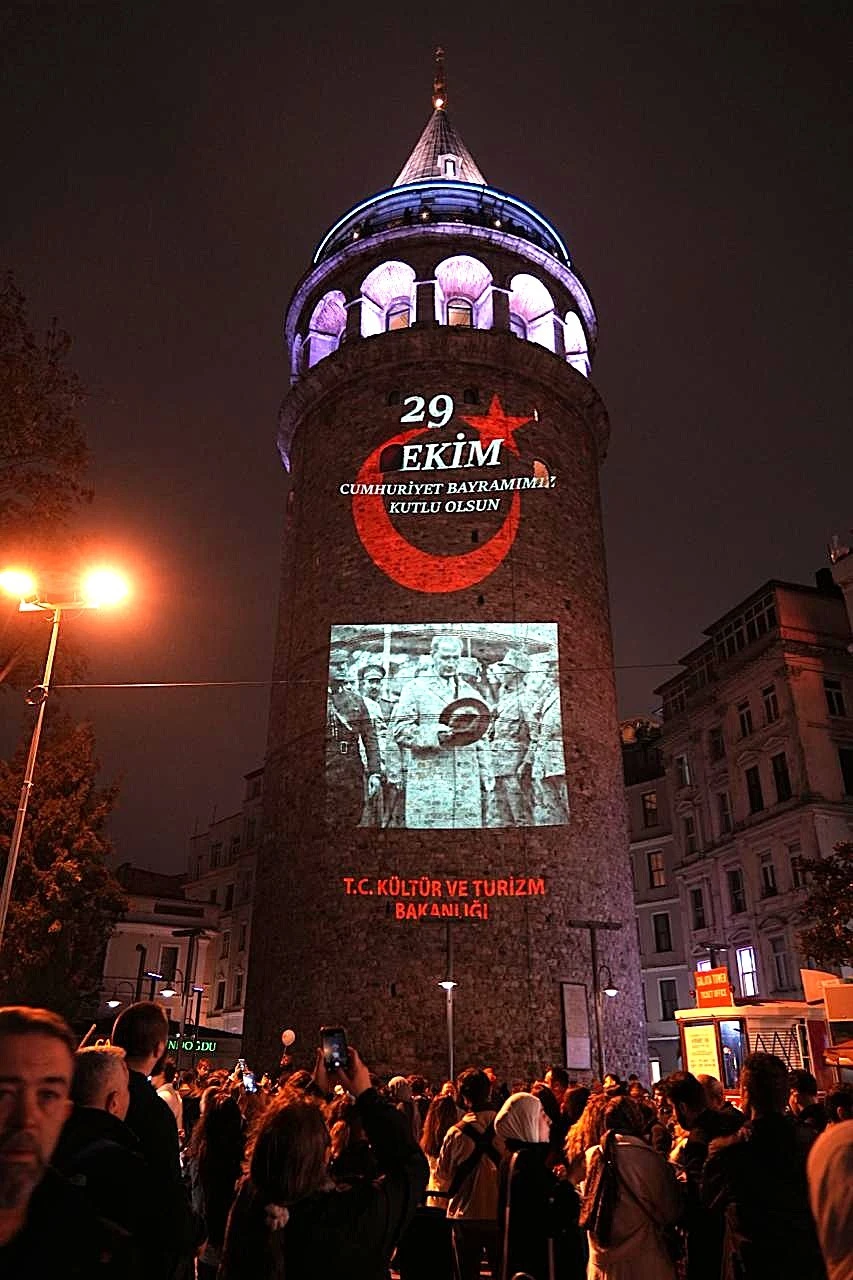 Cumhuriyet'in 103 yıllık ışığı Galata Kulesi'ni aydınlattı