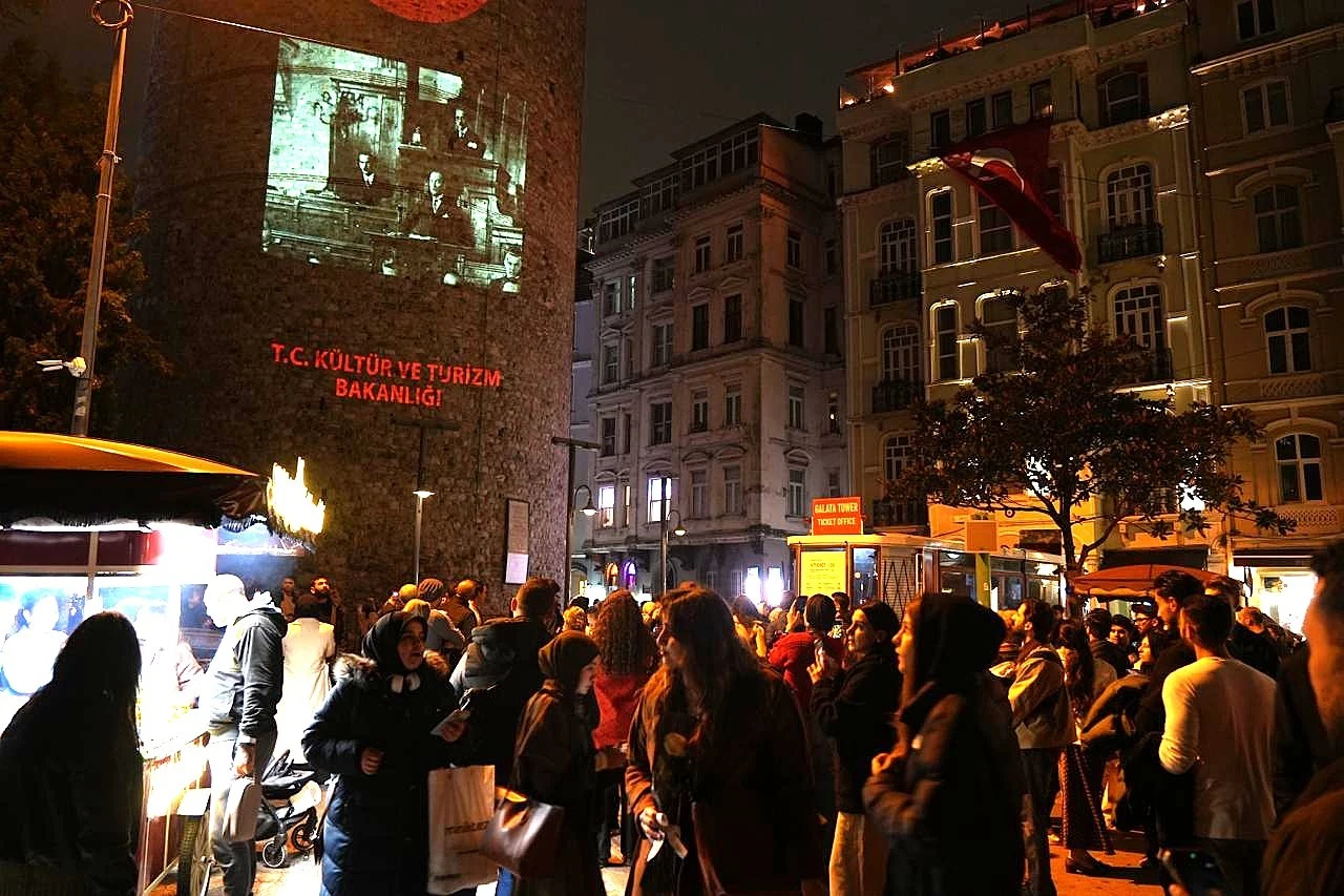 Cumhuriyet'in 103 yıllık ışığı Galata Kulesi'ni aydınlattı
