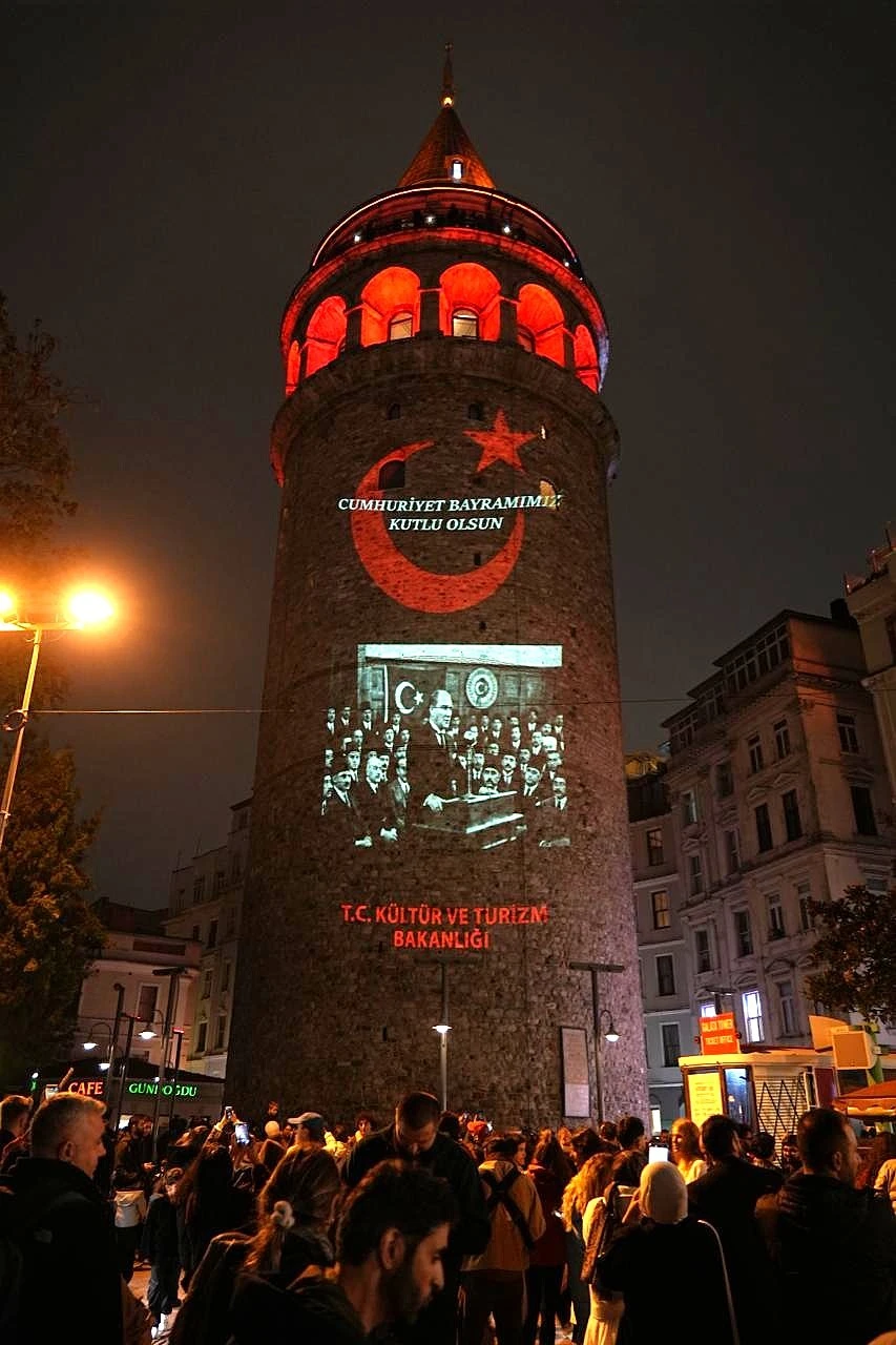 Cumhuriyet'in 103 yıllık ışığı Galata Kulesi'ni aydınlattı